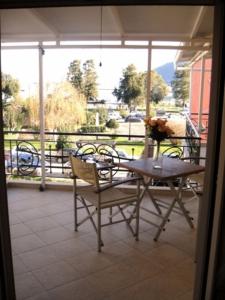 雷夫卡达镇Prokimea Seaview Apartments的美景庭院内的桌椅