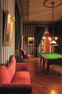 圣地亚哥Hotel Casa Real - Viña Santa Rita的客厅配有台球桌