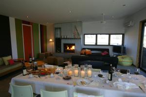 勒弗戴尔托尼克酒店的客厅配有带蜡烛的桌子和壁炉