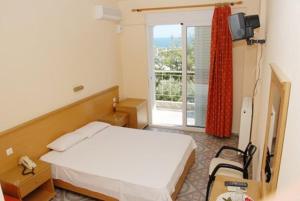 圣帕拉斯凯维Hotel Aphroditi的一间卧室设有一张床和一个美景窗户。