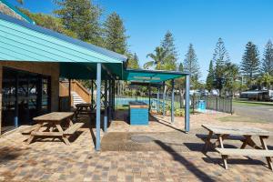 麦夸里港NRMA港麦格理布里克沃假日公园的野餐棚,带野餐桌和游泳池