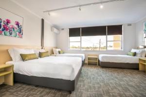 班克斯镇Nightcap at Hume Hotel的酒店客房设有两张床和窗户。