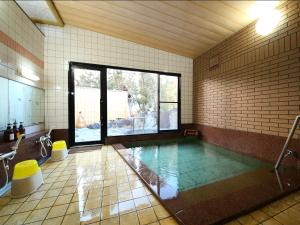 山之内町嘉美浴场旅馆的一间位于客房内的带游泳池的浴室