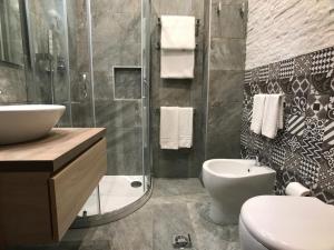 米兰梅克酒店的带淋浴、盥洗盆和卫生间的浴室