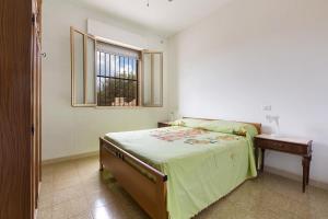 普罗斯西托角Riva del Conte by BarbarHouse的一间卧室设有一张床、一个窗口和一张桌子