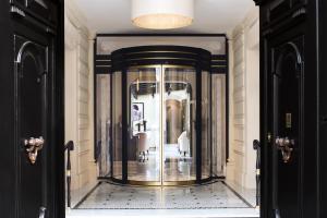 巴黎白水仙酒店的大楼内带玻璃电梯的走廊