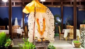 乌鲁瓦图普里潘德瓦度假酒店的餐厅的鱼雕像,带雨伞