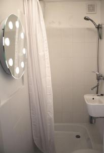 维尔扬迪来宾公寓的浴室配有淋浴帘和盥洗盆。