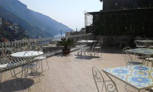 波西塔诺维拉韦尔德酒店的山景庭院配有桌椅