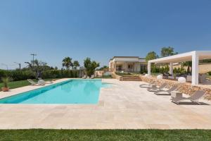 帕拉比塔Villa Loran by BarbarHouse的一个带躺椅的游泳池以及一座房子