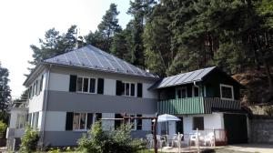 KoberovyApartments Michovka的屋顶上设有太阳能电池板的房子