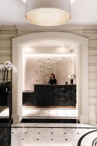 巴黎白水仙酒店的妇女在浴室里拍镜子的照片