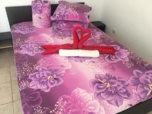 科尔布Casa Laura的一张床上有粉红色和紫色花朵