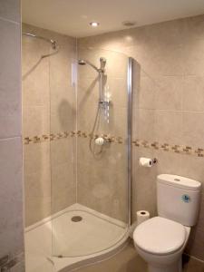 弗利特伍德北尤斯顿酒店的浴室设有玻璃淋浴间和卫生间