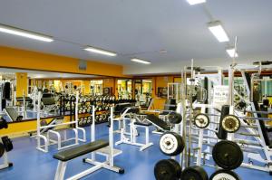 滨海罗克塔斯埃文尼亚索莱达花园酒店的健身房里有很多设备