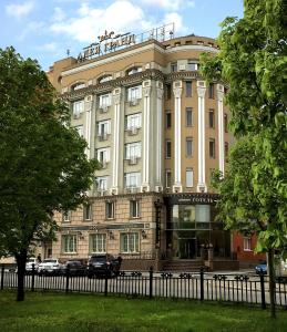 波尔塔瓦阿里亚格兰德酒店的一座大建筑,上面有标志