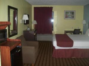 拉波特拉波特航道旅馆的配有一张床和一张书桌的酒店客房