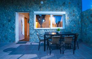 格拉博瓦茨Black Queen Guesthouse的一间用餐室,配有黑色的桌子和椅子