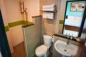 南邦马别致及舒适公寓式酒店的一间带卫生间和水槽的小浴室
