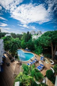 拉格朗德默特克扎尔酒店的享有游泳池的景色,游泳池设有躺椅和树木