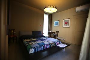 切塞纳蒂科20dimare的一间卧室配有一张床、一张桌子和一个窗户。