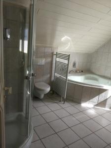 埃伦弗里德斯多夫Hotel Am Markt的带浴缸、卫生间和盥洗盆的浴室
