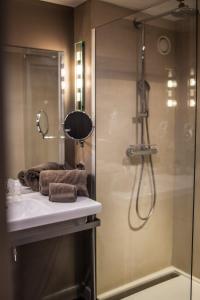 里尔Boa Hotel - BW Signature Collection - Lille Centre Gares的带淋浴和盥洗盆的浴室