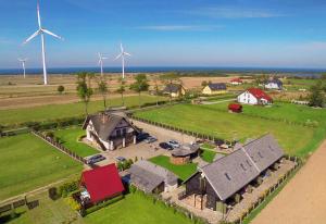 达尔沃沃Pod Strzechą的享有带风力涡轮机的农场的空中景致
