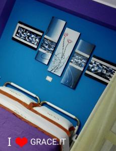 维博瓦伦蒂亚Albergo B&B Ristorante Grace的墙上挂着一张床上的照片