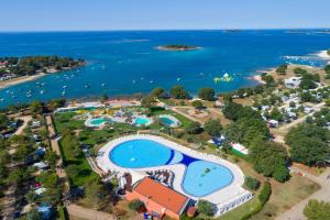 罗维尼Maistra Camping Polari Mobile homes的享有带游泳池的度假村的空中景致