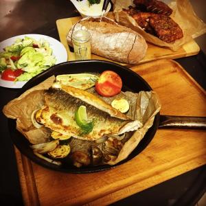 诺夫梅斯托纳马瑞夫奥尔尼德瓦尔酒店的桌上满是鱼和蔬菜的锅