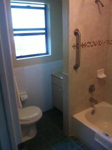 奥兰治城Orange City Motel - Orange City的浴室配有卫生间、盥洗盆和淋浴。