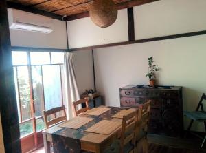 京都紫野度假屋的一间带桌椅和窗户的用餐室