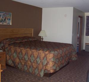 克兰布鲁克模型A酒店的酒店客房,配有床和灯