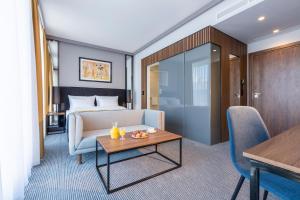 克拉科夫阿斯科特大酒店的酒店客房配有一张床铺和一张桌子。