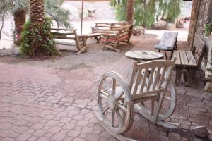 埃拉特威廉姆斯山林小屋的一组长椅和桌子以及木轮