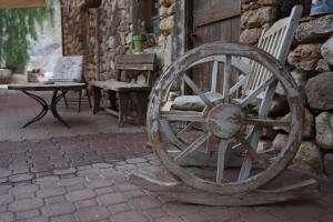 埃拉特威廉姆斯山林小屋的木车轮坐在长凳旁