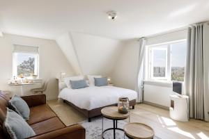 滨海贝亨Villa Parnassia的一间卧室配有一张床,客厅配有沙发