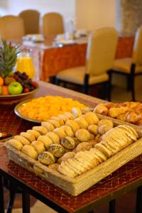 塔维拉塔维拉修道院酒店的一张桌子上面有很多不同类型的食物