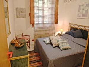 切法卢Villa Le Magnolie的一间小卧室,配有一张床和一张桌子