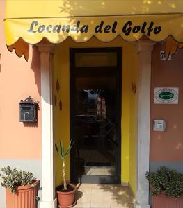 斯培西亚Locanda del Golfo的一间黄色遮阳篷和门的餐厅