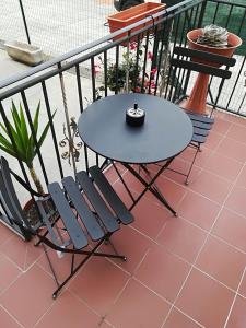 斯培西亚Locanda del Golfo的阳台配有一张桌子和两把椅子