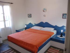 马苏里Hotel Aegean Home Studios & Apartments的蓝色和白色的卧室设有一张大床