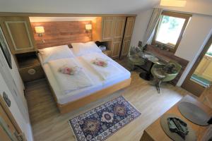 东蒂罗尔地区马特赖Haus Mattersberger的一间卧室配有一张带两个枕头的床