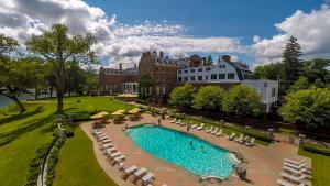 库珀斯敦The Otesaga Resort Hotel的享有酒店空中美景,设有游泳池