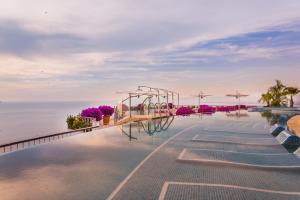 巴亚尔塔港Grand Miramar All Luxury Suites & Residences的海景游泳池