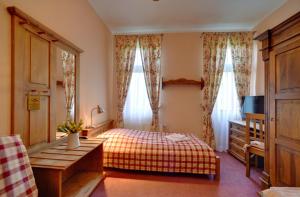 斯克拉斯卡波伦巴马格尼斯酒店的卧室配有一张床、一张书桌和窗户。