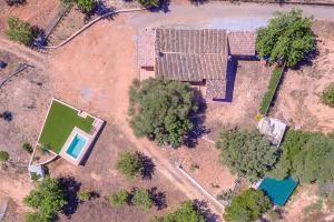 卡尔维亚Villa Calvià countryside的享有带游泳池的房屋的顶部景致