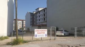 博卢Evren Konukevi Pansiyon的停车场前的栅栏上的一个标志