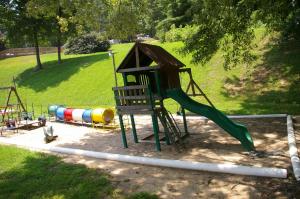 勒诺Green Mountain Park的公园里一个带滑梯的游乐场